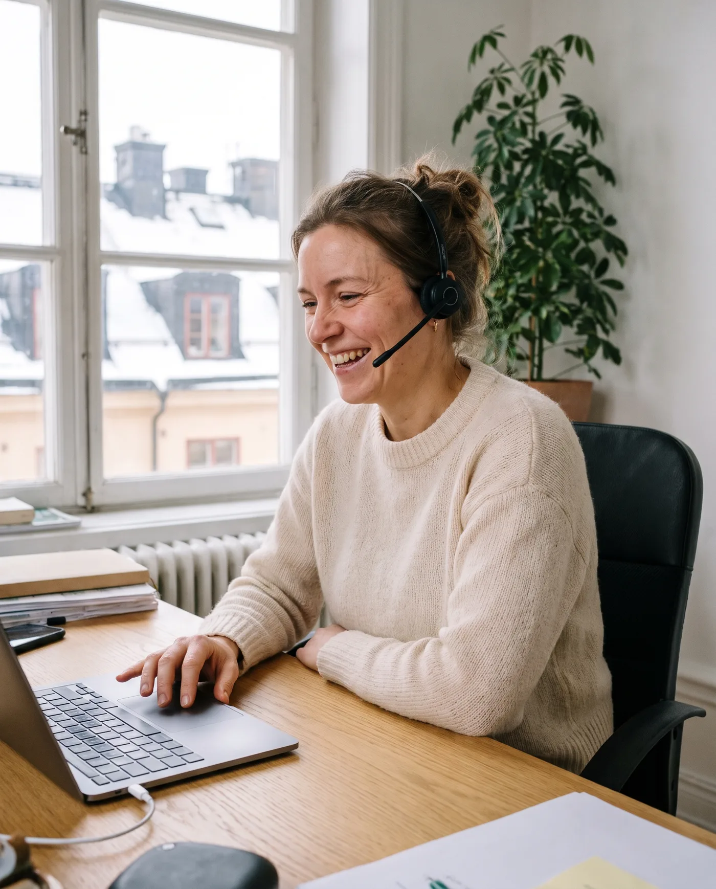 Kvinna på ett kontor i Stockholm som svarar i headset